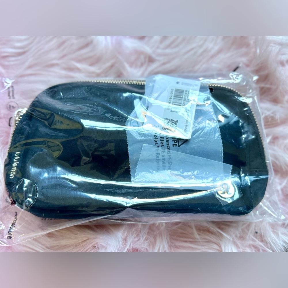 NWT Lululemon Everywhere Belt Bag 1L L Monogram Metallic Black/Gold $48 Rare - Picture 7 of 8